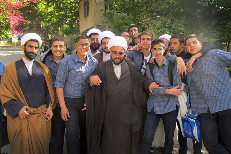 تصاویر/حضور مربیان روحانی در اردوی آموزشی تفریحی جشن تکلیف دانش آموزان اول دبیرستان