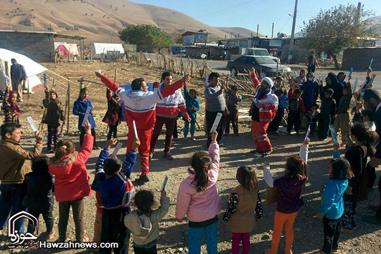 تصاویر/ حضور روحانیون در مناطق زلزله زده
