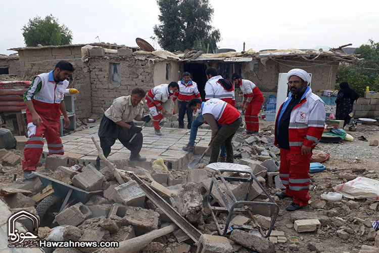 تصاویر/ حضور روحانیون در مناطق زلزله زده