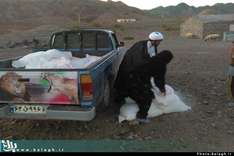 تصاویر/توزیع بسته غذایی بین مردم محروم منطقه نمداد توسط مبلغ منطقه محسن بهرامی پور رمضان96