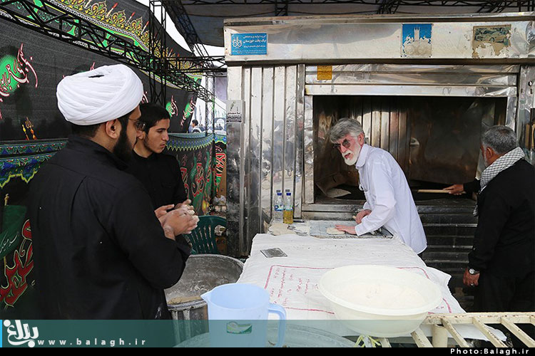 تصاویر/خدمت‌رسانی روحانیون و طلاب به زائران اربعین حسینی در مرز چذابه