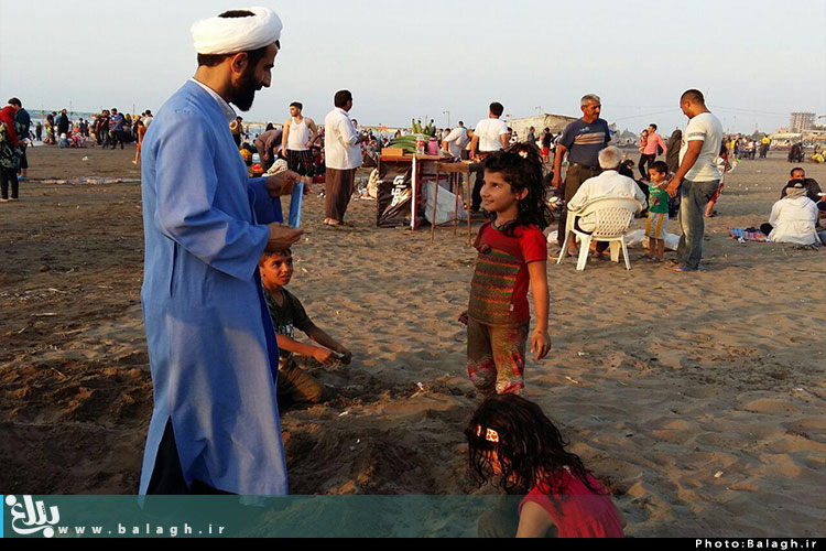 تصاویر/ تبلیغ طلاب گروه بقیة الله در ساحل