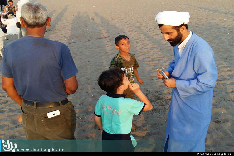 تصاویر/ تبلیغ طلاب گروه بقیة الله در ساحل