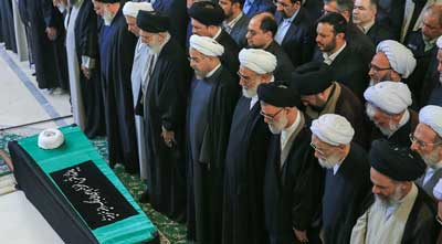 نماز بر پیکر آیت الله مهدوی کنی