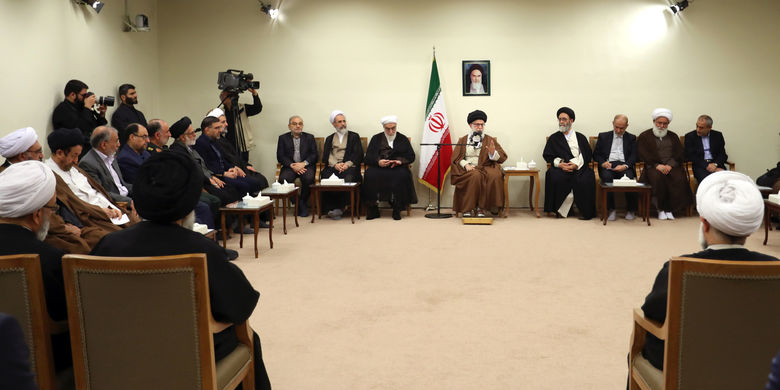 رهبر معظم انقلاب اسلامی در دیدار دستاندرکاران کنگره شهدا و ایثارگران روحانی استان قم