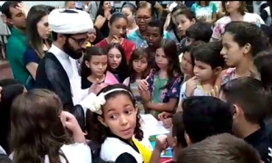 طلبه‌ ایرانی در حلقه تشویق کودکان برزیلی‌