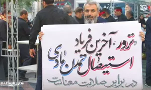 توزیع پلاکارد های تولیدی کارگاه پلاکارد در تشییع رهبر شهید