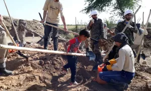 تصاویر | شما کمک رسانی طلاب مدرسه علمیه آیت الله بهجت قم در منطقه سیل زده حمیدیه